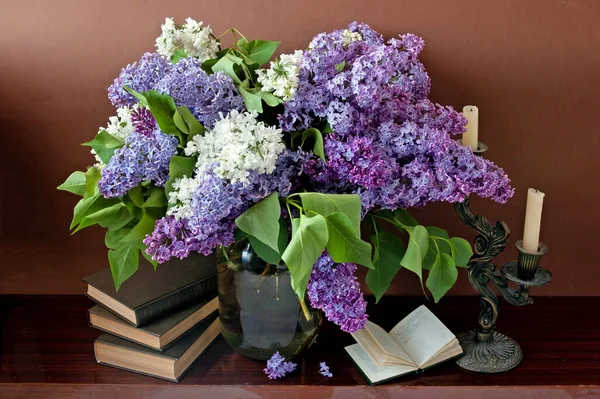 Weltlehrertagskonzept Blumenstrauß Landkarte Globus Und Bücher Stapeln Sich — Stockfoto