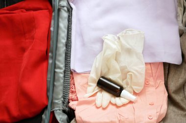 seyahat çantası, güneş şapkası, pasaportlar ve tıbbi maske ahşap arka planda, düzlük, turizm sektöründe sorunlar, covid - 19, koronavirüs konsepti