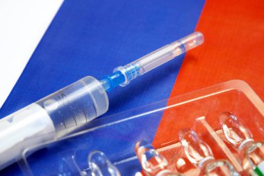 Rusya Federasyonu bayrağının arka planında aşı olan şırınga, Coronavirus 'a karşı aşı, Warp Hızı Operasyonu
