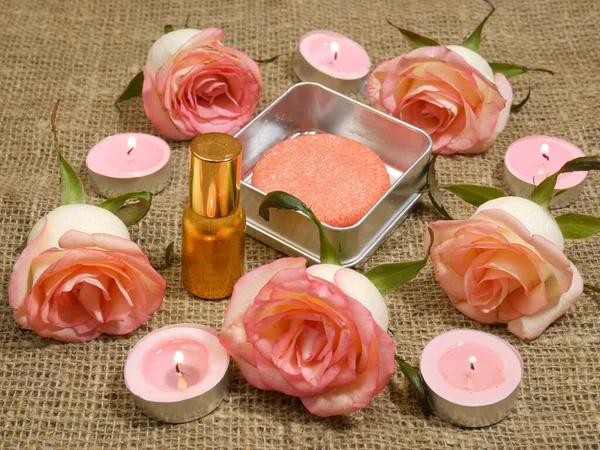 Garrafa Perfume Com Flores Rosas Rosa — Fotografia de Stock