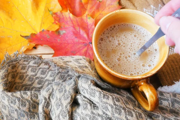 Hösten Faller Löv Varm Ångande Kopp Morgonkaffe Och Varm Halsduk — Stockfoto