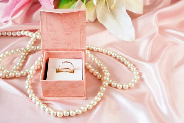 Trauringe Einer Geschenkbox Mit Blumen Und Perlenkette Hochzeitshintergrund — Stockfoto
