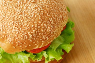 Marul ve domatesli taze vejetaryen burger. sağlıklı ve vejetaryen yemekleri.