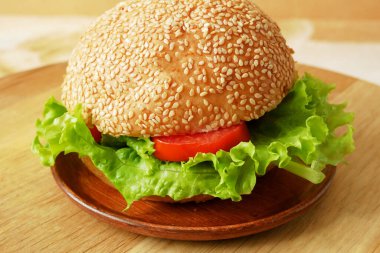 Marul ve domatesli taze vejetaryen burger. sağlıklı ve vejetaryen yemekleri.