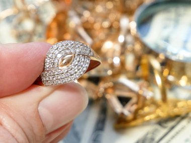 Altın, gümüş ve para mücehverleri, tefeci konsepti, mücevher denetleme ve doğrulama