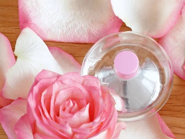 Flaska Parfym Med Rosa Rosor Blommor Och Kronblad Trä — Stockfoto