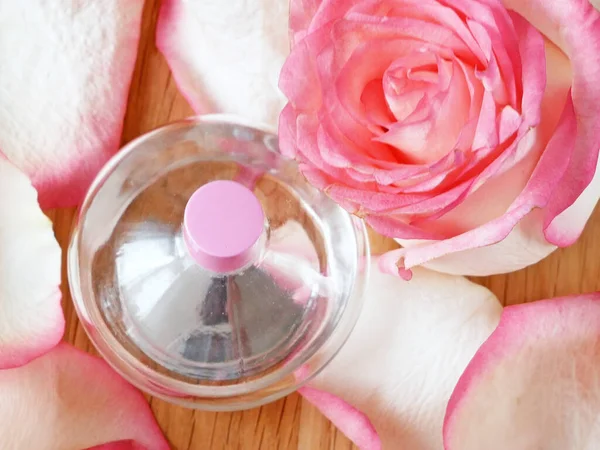 Пляшка Парфумів Рожевими Трояндами Квіти Пелюстки Дереві — стокове фото