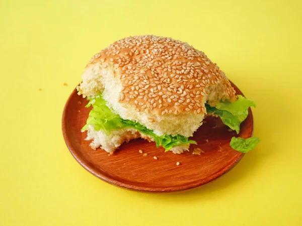 Hambúrguer Vegan Fresco Mordido Com Alface Tomate Saudável Vegetariana — Fotografia de Stock