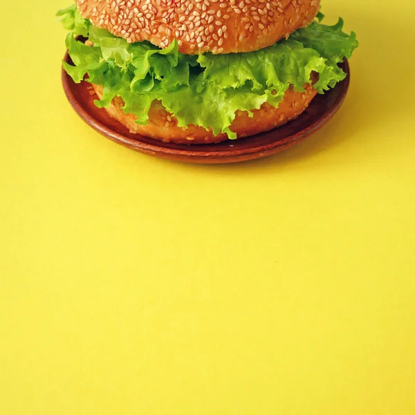 Świeży Wegański Burger Sałatą Pomidorem Zdrowa Wegetariańska Żywność — Zdjęcie stockowe