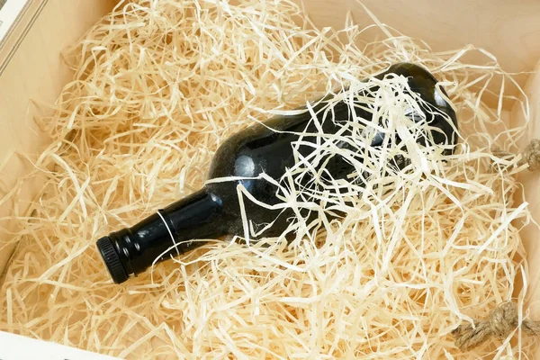 Bottiglie Vino Elite Costoso Una Scatola Legno Con Trucioli Ordine — Foto Stock