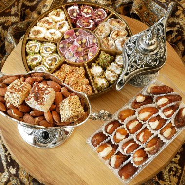 Fındıklı, şekerli, metal vazolu, ahşap arkaplanlı tarihler