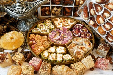 Fındıklı, şekerli, metal vazolu, ahşap arkaplanlı tarihler