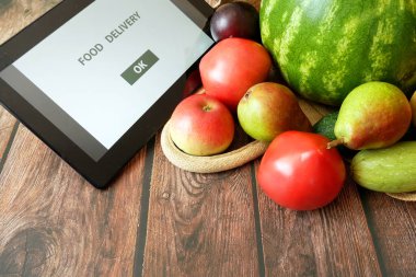 Organik sebzeler ve pamuk poşetindeki meyveler ve tablet bilgisayar, çevrimiçi pazar, ev konseptinde yeşil market teslimatı, çevrimiçi satın alma 