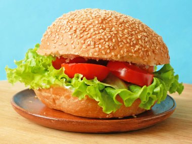 Marul ve domatesli taze vejetaryen burger. Sağlıklı ve vejetaryen kavramı 
