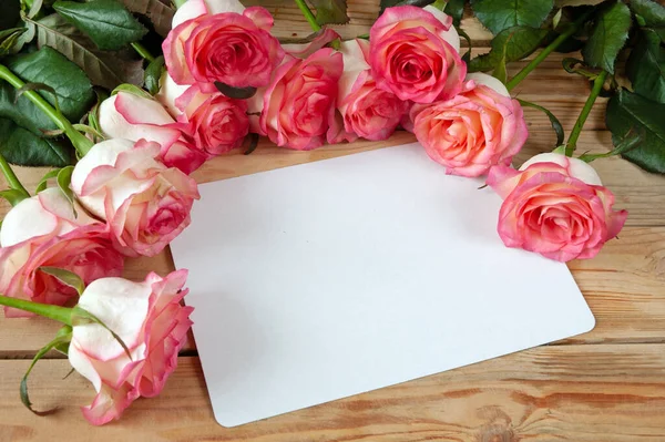 Hermoso Ramo Rosas Rosadas Sobre Fondo Madera — Foto de Stock