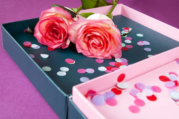 Schöne Rosa Rosen Strauß Und Schachtel Mit Konfetti Nahaufnahme — Stockfoto