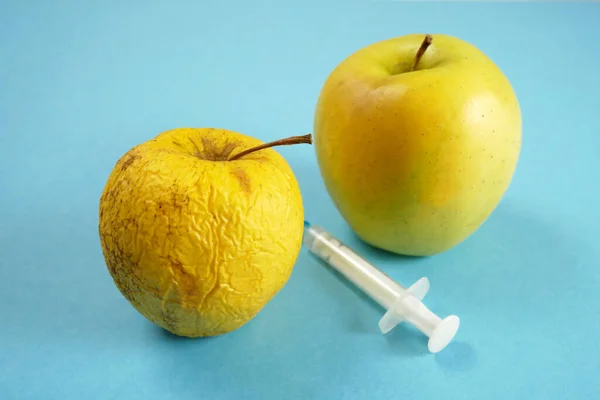 Jabłko Laboratorium Inżynierii Genetycznej Strzykawką Probówkami Niebieskim Tle Żywność Gmo — Zdjęcie stockowe