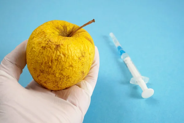 Jabłko Laboratorium Inżynierii Genetycznej Strzykawką Probówkami Niebieskim Tle Żywność Gmo — Zdjęcie stockowe