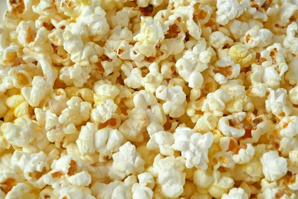 Smaczny Popcorn Białej Misce Widok Góry Zbliżenie — Zdjęcie stockowe