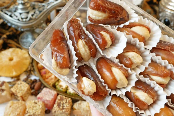 Fındıklı, şekerli, metal vazolu, ahşap arkaplanlı tarihler