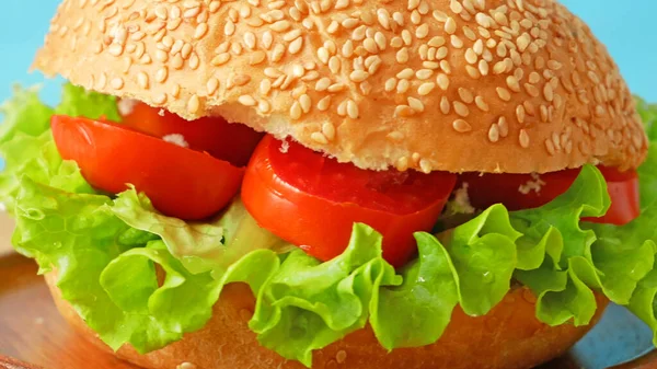 Świeży Wegański Burger Sałatą Pomidorem Koncepcja Zdrowego Wegetariańskiego — Zdjęcie stockowe