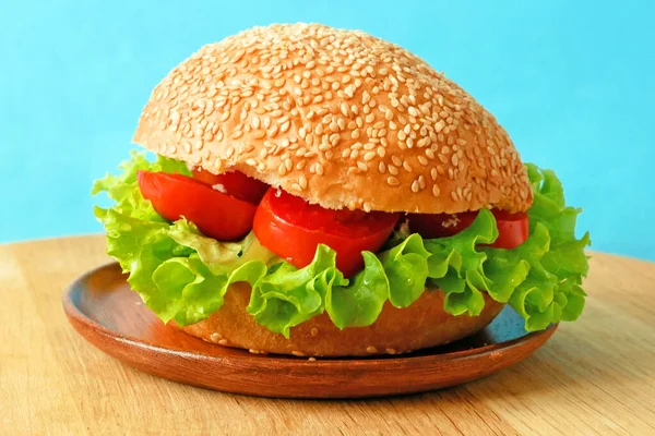 Frischer Veganer Burger Mit Salat Und Tomaten Das Konzept Von — Stockfoto