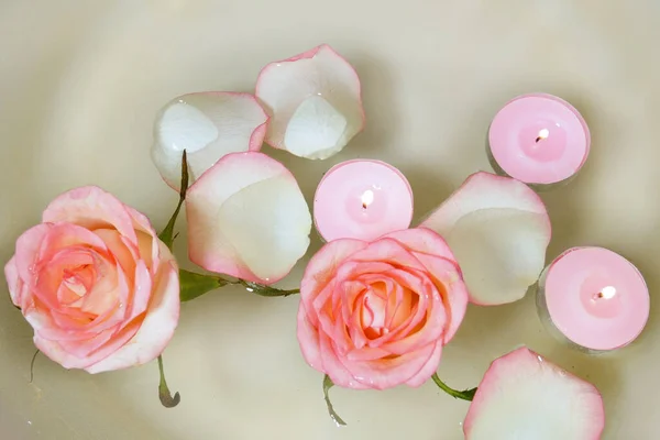 Rosa Rose Kerzen Und Blütenblatt Schwimmendes Wasser Schale — Stockfoto