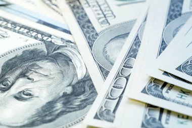 100 ABD banknotları yığını. Dolar arkaplanı 