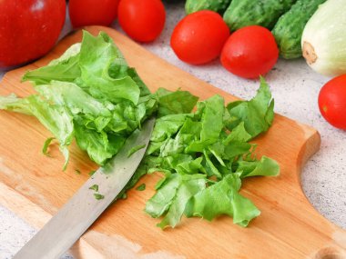 Sebzeli taze vejetaryen marulu, vejetaryen salatası pişirme, sağlıklı yemek. 