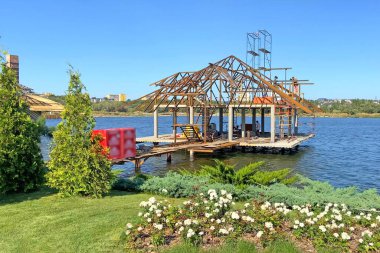 Nehir ya da göl evi, yaz günü deniz inşaatındaki ev.