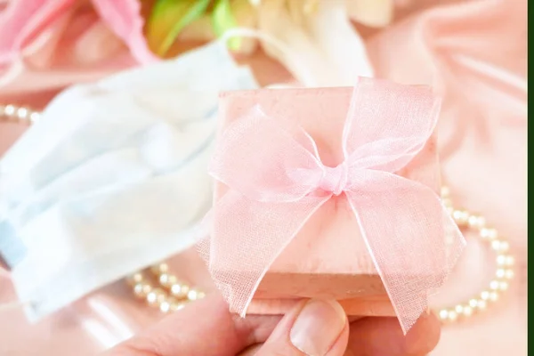 Snubní Prsteny Dárkové Krabici Květinami Perleťovým Náhrdelníkem — Stock fotografie