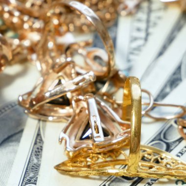 Altın, gümüş ve para mücevheri, rehinci konsepti, yakın plan.