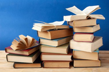 Kitap yığını arkaplan, bir sürü kitap yığını, yakın plan