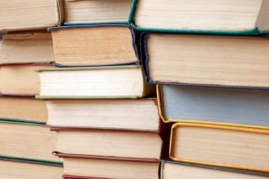 Kitap yığını arkaplan, bir sürü kitap yığını, yakın plan