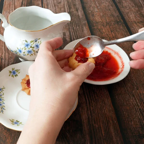 Τσάι Πίνοντας Μπισκότα Και Νόστιμο Νόστιμο Μαρμελάδα Φράουλα Νεκρή Φύση — Φωτογραφία Αρχείου