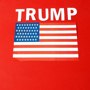 Amerika Birleşik Devletleri 'nde 2020 seçimleri kim önde, Trump mı Biden mı? Arka planda ABD bayrakları var. Demokrasi kavramı.