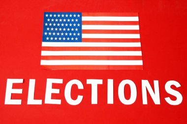 Amerika Birleşik Devletleri 'nde 2020 seçimleri kim önde, Trump mı Biden mı? Arka planda ABD bayrakları var. Demokrasi kavramı.