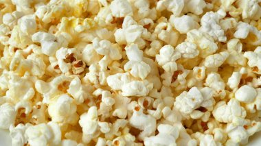 Beyaz kasenin üstünde lezzetli patlamış mısır, yakın plan.