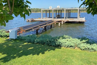 Nehir ya da göl evi, su inşaatındaki ev.