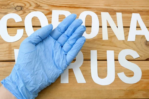 Χέρι Ιατρικά Γάντια Θέσει Προς Έξω Λέξη Coronavirus Από Γράμματα — Φωτογραφία Αρχείου