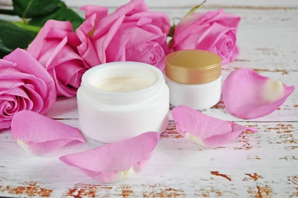 Grädde Kosmetika Flaska Färska Rosa Ros Blommor Och Kronblad Naturlig — Stockfoto