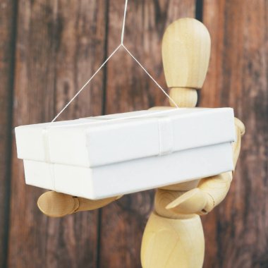 Temassız teslimat konsepti. Manken adam ve konteynır. İp teslimatında mal var. Covid-19 ya da Coronavirus 'u korumak için güvenli mesafede yiyecek torbası.