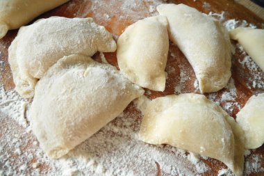 Çiğ köfte ve patates. Tahta üzerinde hazır hamur tatlısı. Hamur köftesi heykeli