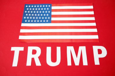 Amerika Birleşik Devletleri 'nde 2020 seçimleri kim önde, Trump mı Biden mı? Arka planda ABD bayrakları var. Demokrasi kavramı. Üst görünüm