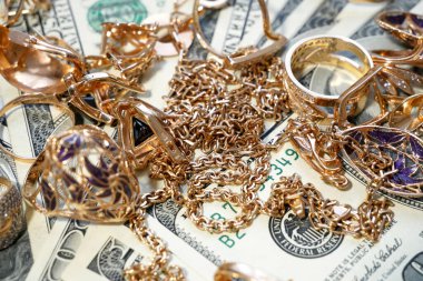 Altın, gümüş ve para mücevheri, rehinci konsepti.