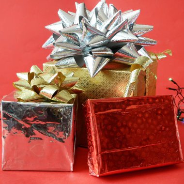 Büyük hediye kutusu, kurdele yay dönüşü, mutlu noeller ve mutlu yeni yıl konsepti.