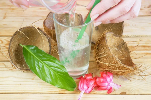 Coconut Juice Coconut Shells Exotic Flowers Leaves Table Closeup — Stock Photo, Image