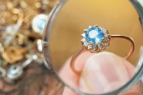 Mano Prende Anello Con Grande Pietra Topazio Molti Diamanti Rottami — Foto Stock