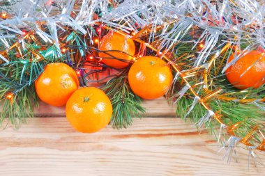 Yeni yıl baloları, mutlu noeller ve mutlu yeni yıl konseptiyle Noel tebrik kartı.