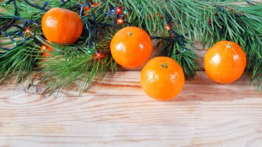 Yeni yıl baloları, mutlu noeller ve mutlu yeni yıl konseptiyle Noel tebrik kartı.